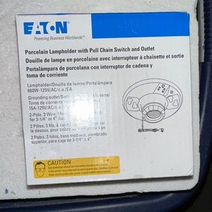 Porcelain Lampholder with Pull Chain and Outlet